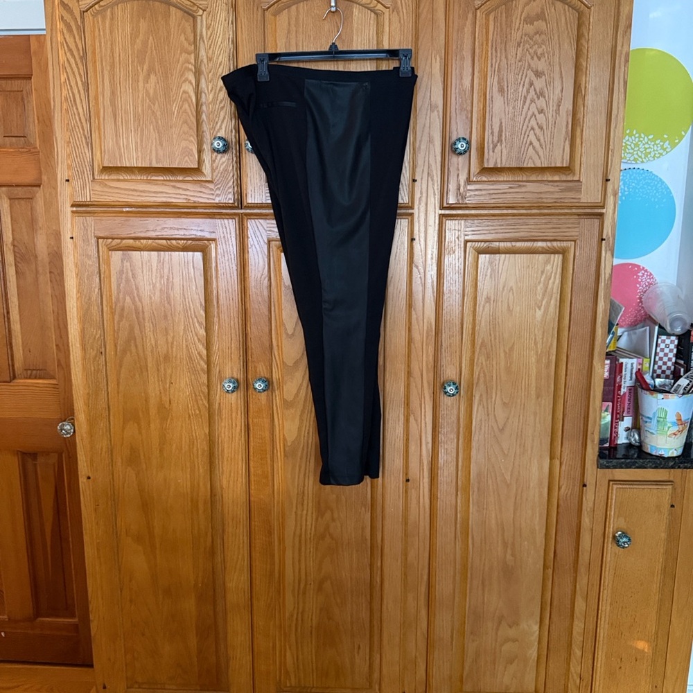 Ellen Tracy Woman’s Pants with Faux Leather Sides